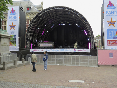 906392 Afbeelding van het opbouwen van een podium op het Domplein te Utrecht, voor de viering van Roze Zaterdag 2013.